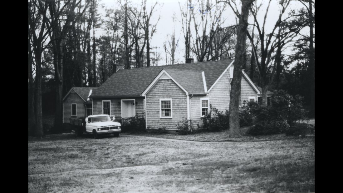 In January 1982, Edwards' longtime friend and neighbor Jimmy Holloway let himself into her house after noticing newspapers piling up in the driveway. Holloway, a Greenwood city councilman, called police and told them he had found Edwards' body. He also pointed out Elmore, a semi-literate handyman, as a possible suspect.