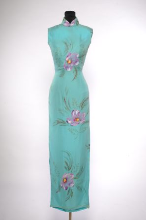 This cheongsam was made by master Mong Kar-mo and worn by Loletta Chu-Lo when she won the 1977 Miss Hong Kong Pageant. Master Mong currently teaches a class on how to make cheongsam at the Hong Kong YMCA. 