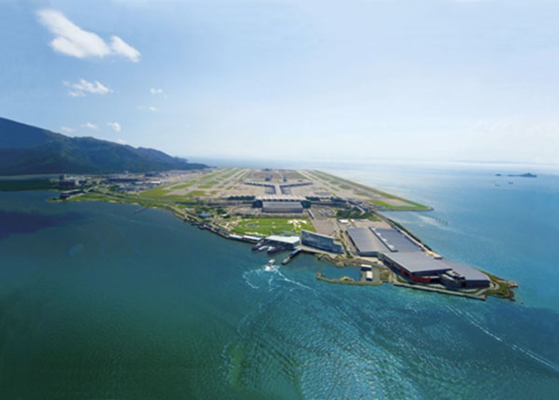 Informalmente conocido como Chek Lap Hok, el aeropuerto principal de H.K. fue construido en tierra especialmente reclamada para este propósito. 