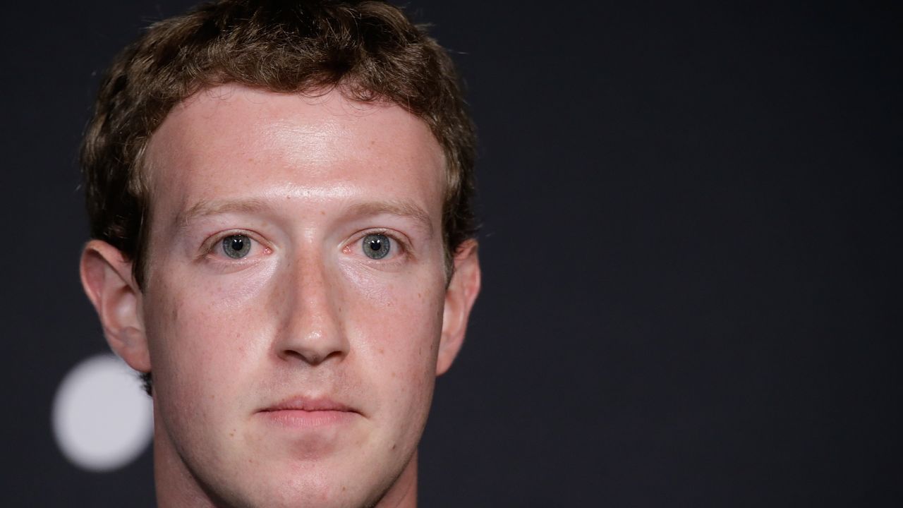 Facebook CEO Mark Zuckerberg speaks at the Newseum September 18, 2013 in Washington, DC