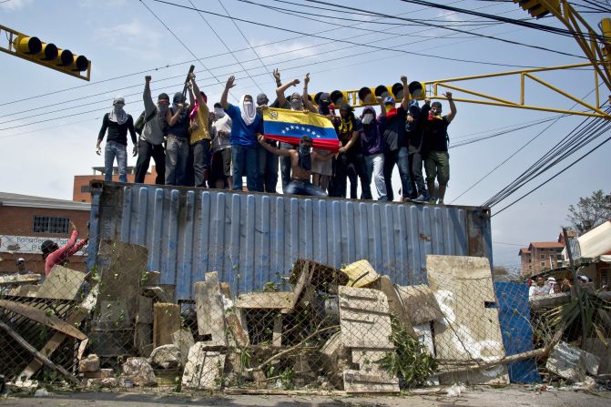 Manifestantes sobre un contenedor en San Cristóbal, capital de Táchira. Al menos 25 personas resultaron heridas el 21 de febrero en enfrentamientos con las autoridades.