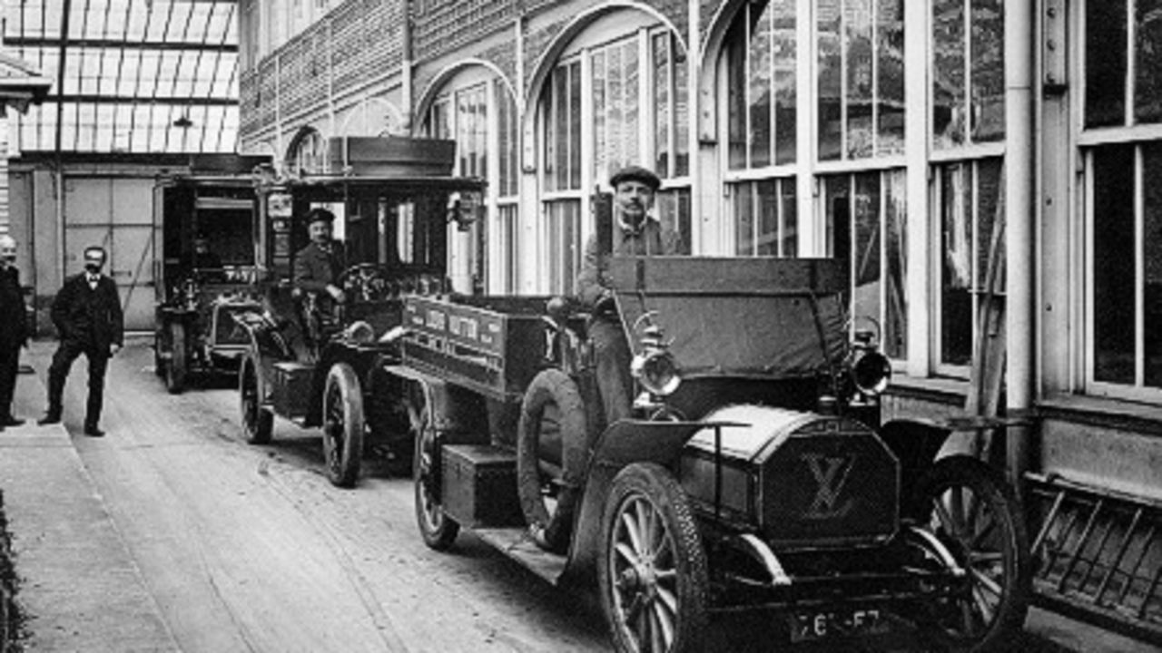 Delivery trucks with the famous LV logo parked in front of the Louis Vuitton factory in Asnières. - (Courtesy ARCHIVES LOUIS VUITTON MALLETIER)