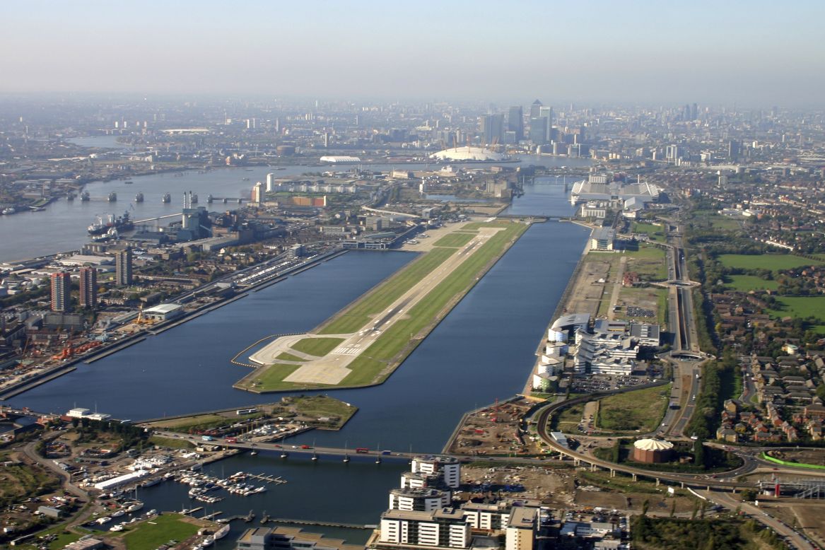 Es posible tener una vista de Westminster, el Ojo de Londres, Puente de la Torre y San Paul mientras abordas este aeropuerto de una sola pista a las orillas del Támesis. 