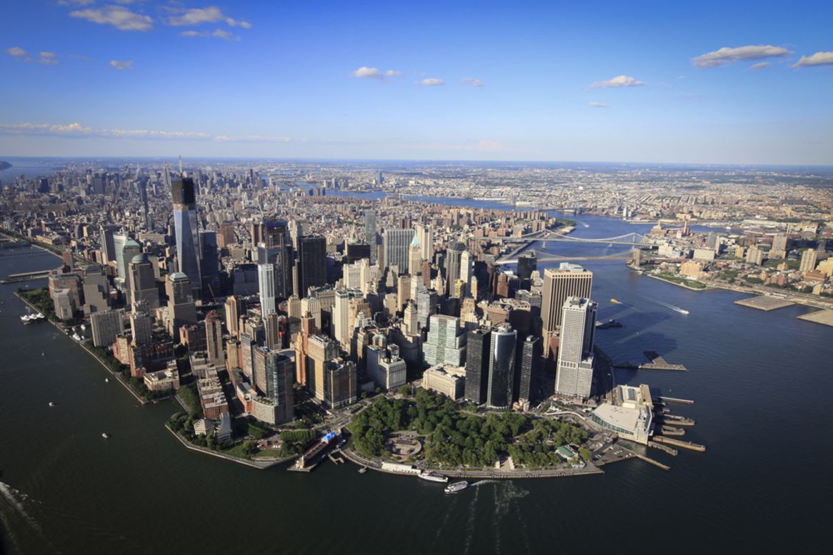 Es difícil imaginar una mejor vista de la ciudad por excelencia que el grupo de rascacielos casi arañando el tren de aterrizaje mientras te aproximas a Manhattan. 