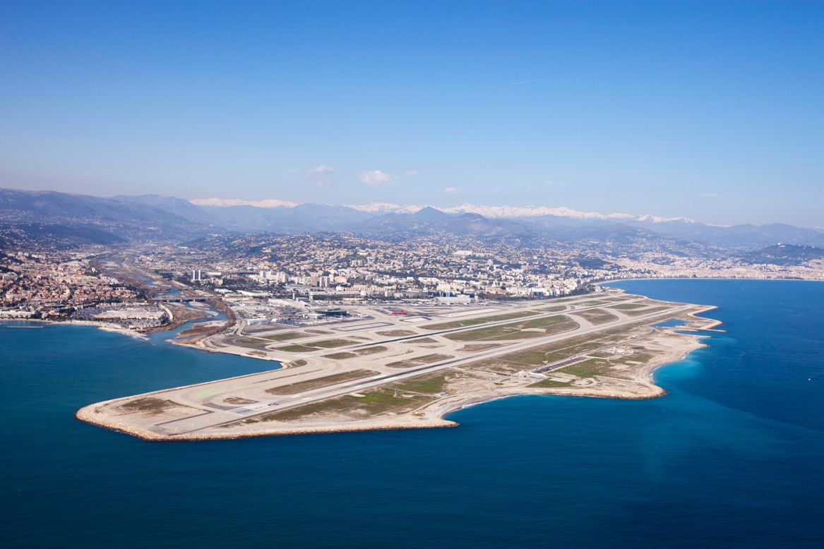 Hay una "hermosa aproximación desde el noreste sobre Los Alpes, luego Mónaco, o el oeste con las rojas Montañas Estérel a la izquierda y el Med azul a la derecha", dice la periodista de aviación, Sylvie Peron. 