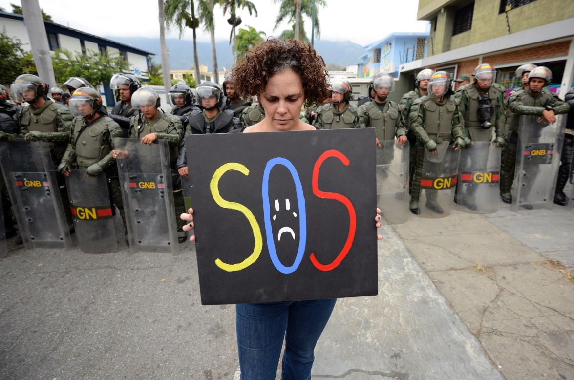 Una mujer protesta contra el gobierno de Nicolás Maduro frente a la embajada cubana en Caracas el 25 de febrero.