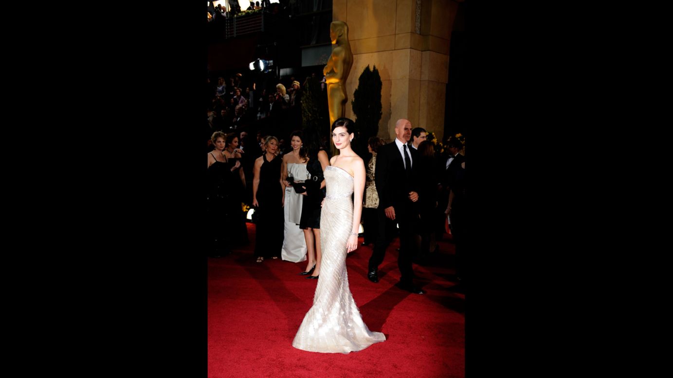 Anne Hathaway came to the 2009 Oscars ready to stop traffic. In a shimmering Armani Privé gown, the actress didn't even need to win the best actress title for "Rachel Getting Married" -- she already looked better than Oscar himself. 