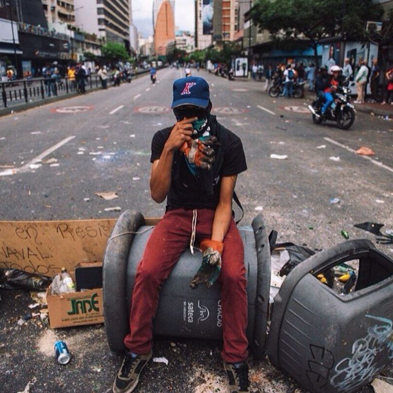 24 de febrero: Carlos fotografía a uno de los manifestante que se encontraban resguardando las barricadas en Chacao, al este de Caracas.