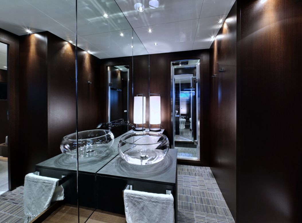 El baño puede prepararse según cualquier especificación. Oliver´s Travels sugieren una ducha doble como una opción para los recién casados. 