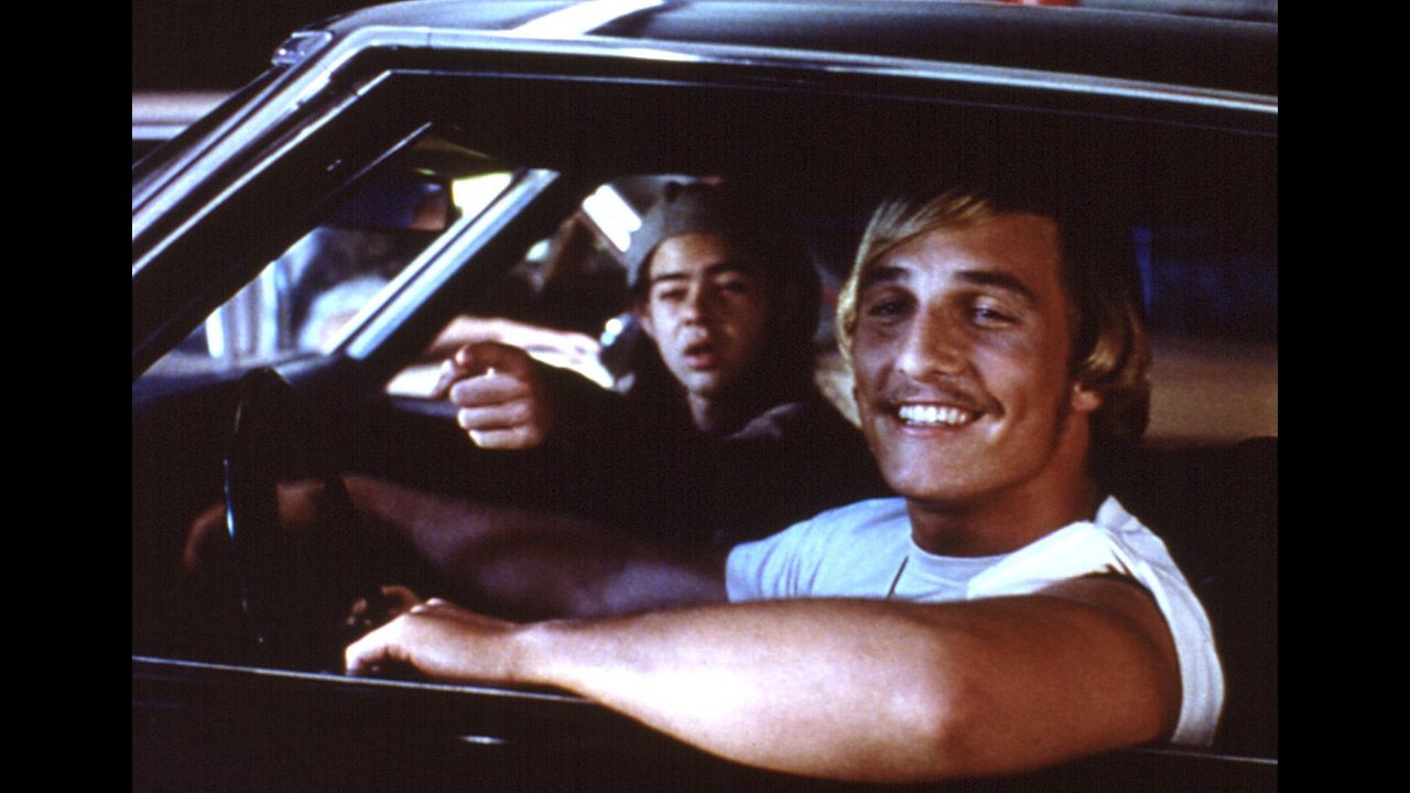La película de 1993, "Jóvenes desorientados" es una de las películas más queridas de la estrella. McConaughey, quien aparece aquí en primer plano con Rory Cochrane, citó a su personaje fumador de drogas cuando aceptó un Globo de Oro en enero: "Bueno, bueno, bueno". 