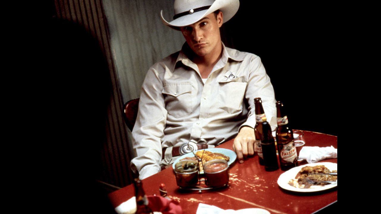 McConaughey interpreta a un sheriff de un pequeño pueblo de Texas en la película de 1996, "Lone Star". 