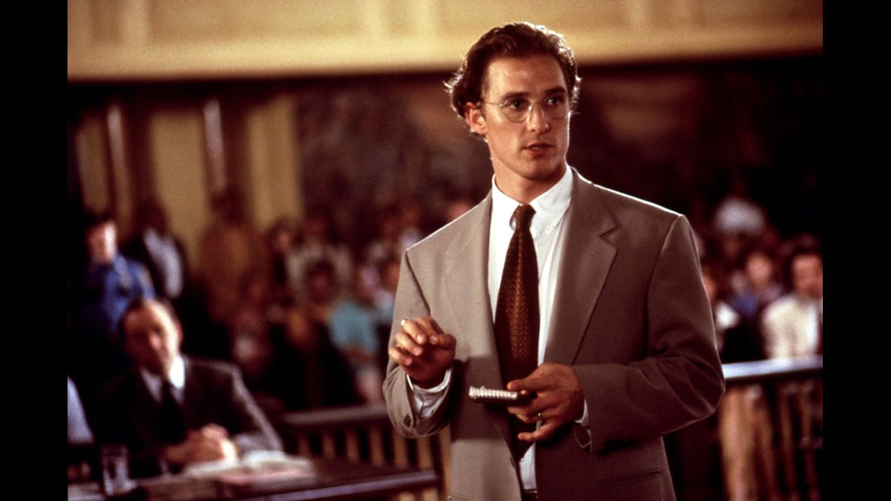 McConaughey llega a la sala de un tribunal en la película de 1996, "Tiempo de matar". 