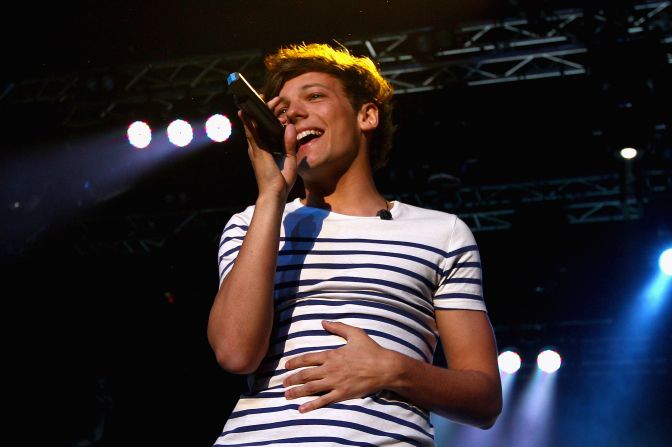 One Direction star Louis Tomlinson swapped pop for soccer on Wednesday when he made his debut for his home-town club Doncaster Rovers, who play in the second-tier of English football, in front of 5,000 screaming fans.