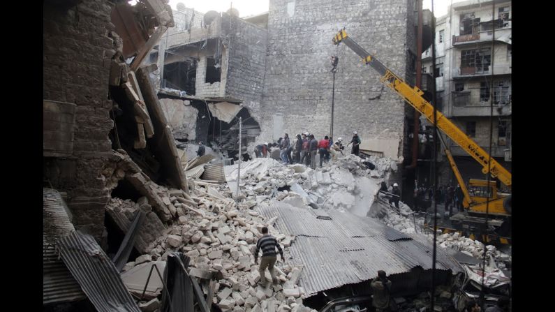 La gente cava entre los escombros en Damasco, Siria, lugar que supuestamente fue golpeado por ataques aéreos del gobierno el jueves 27 de febrero. Las Naciones Unidas estiman que más de 100.000 personas han muerto desde que el conflicto inició en Siria en marzo de 2011. 