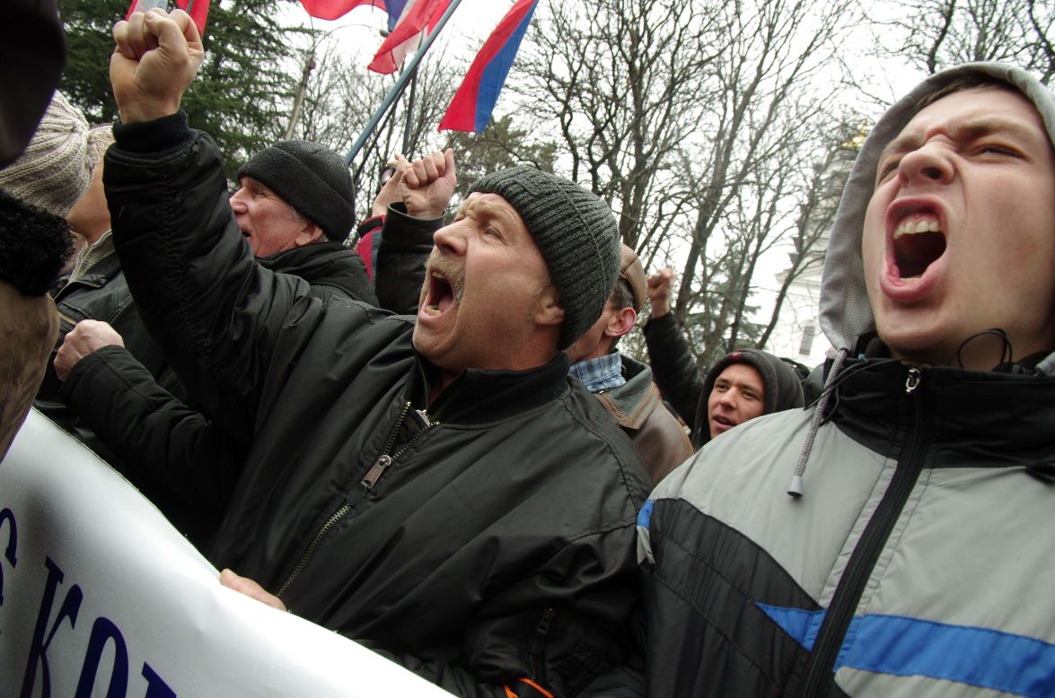Manifestantes prorrusos protestan frente al Parlamento de Crimea en Simferópol el 27 de febrero.