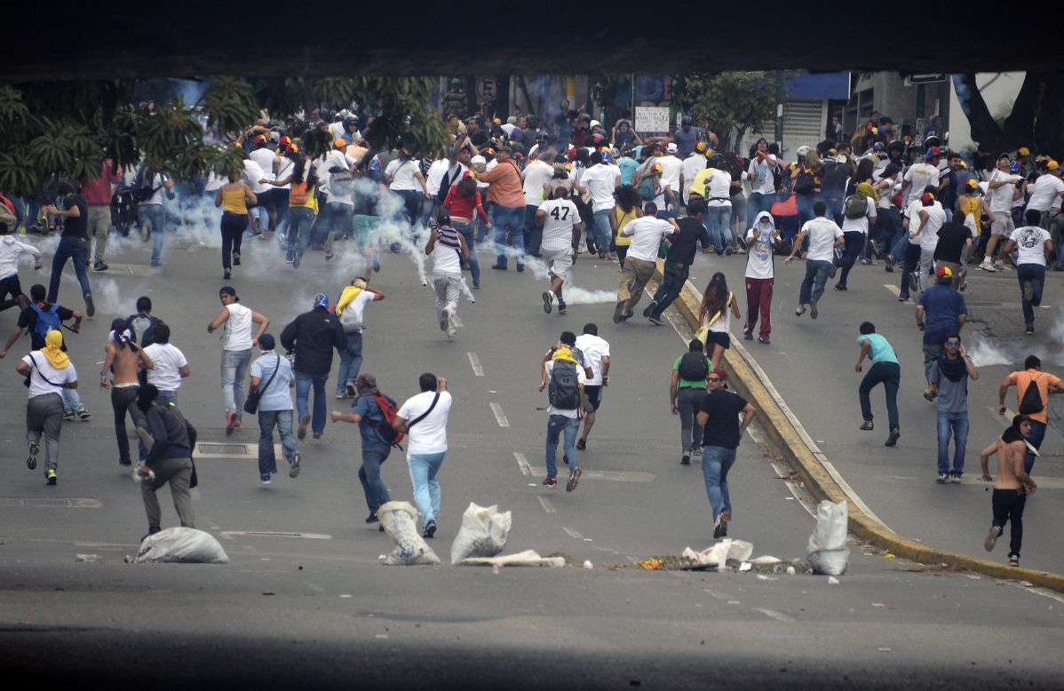 Enfrentamientos entre la policía y manifestantes contra el gobierno en Caracas, el 27 de febrero.