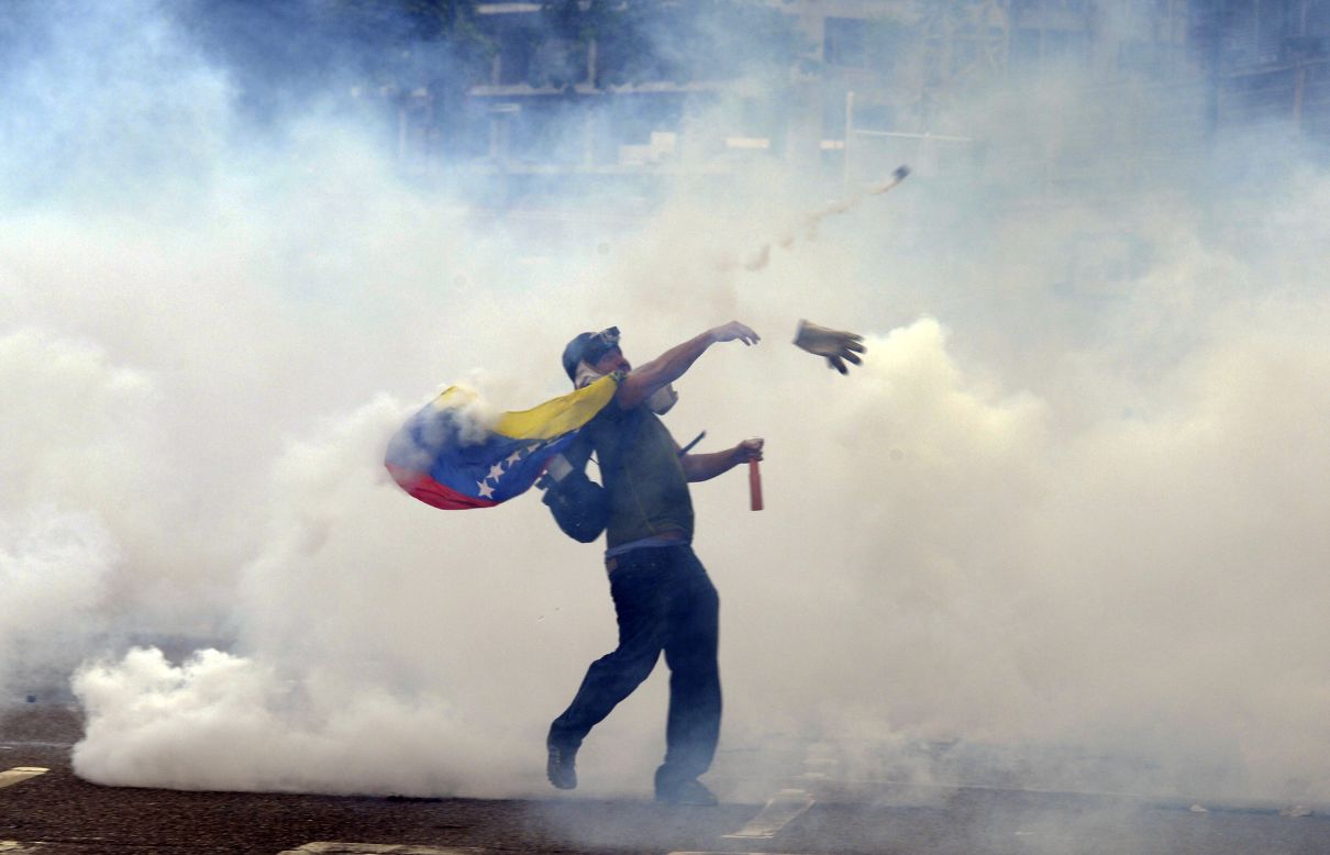 Un manifestante arroja rocas a policías antidisturbios en el este de Caracas el 27 de febrero.