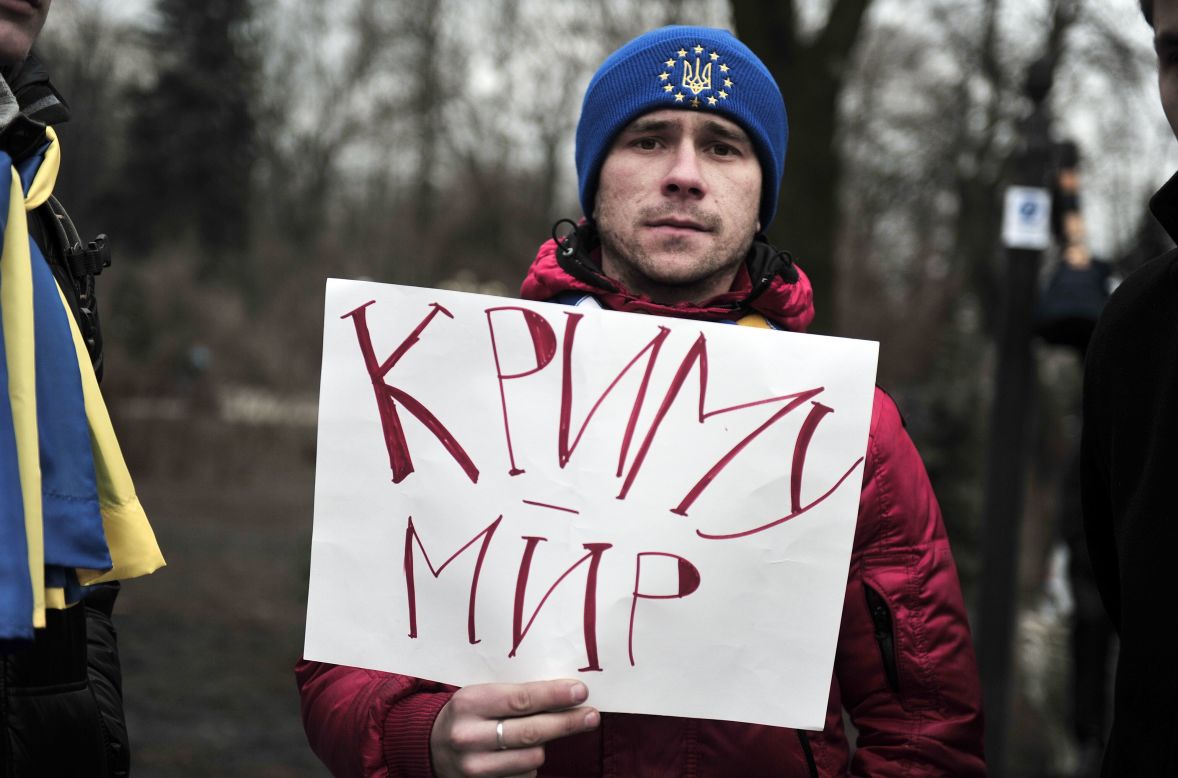 Un manifestante con un cartel que dice "Paz en Crimea" frente al parlamento ucraniano en Kiev el 27 de febrero.