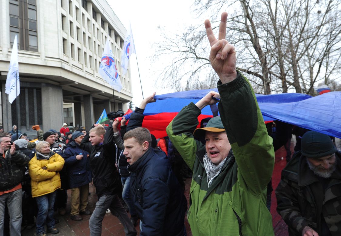 Manifestantes con la bandera rusa en Simferópol. 