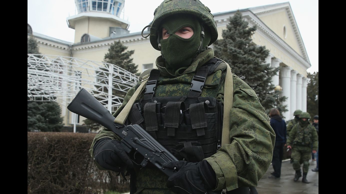 Un hombre armado, sin insignias militares, patrulla las afueras del Aeropuerto Internacional de Simferópol, el 28 de febrero.