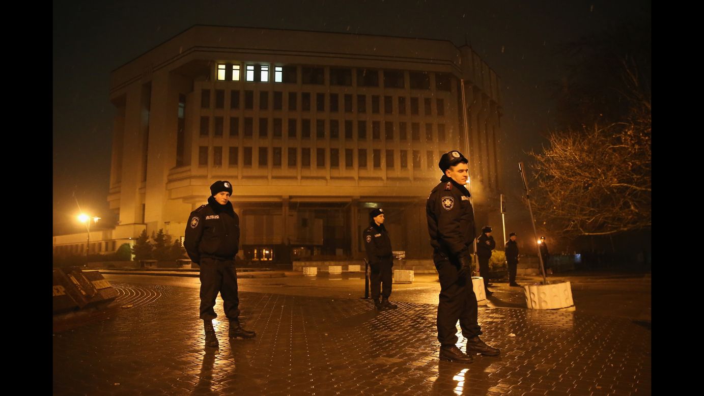 La policía protege el edificio del Parlamento Regional de Crimea en Simferópol, el jueves 27 de febrero.