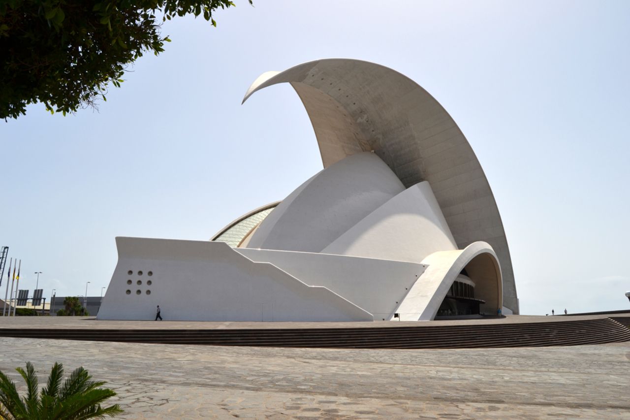 El Auditorio de Tenerife Adán Martín en España tiene un techo en voladizo de 50 metros de altura, con la intención de dar la impresión de movimiento de tipo animal y flexibilidad. Arquitecto: Santiago Calatrava S.A.