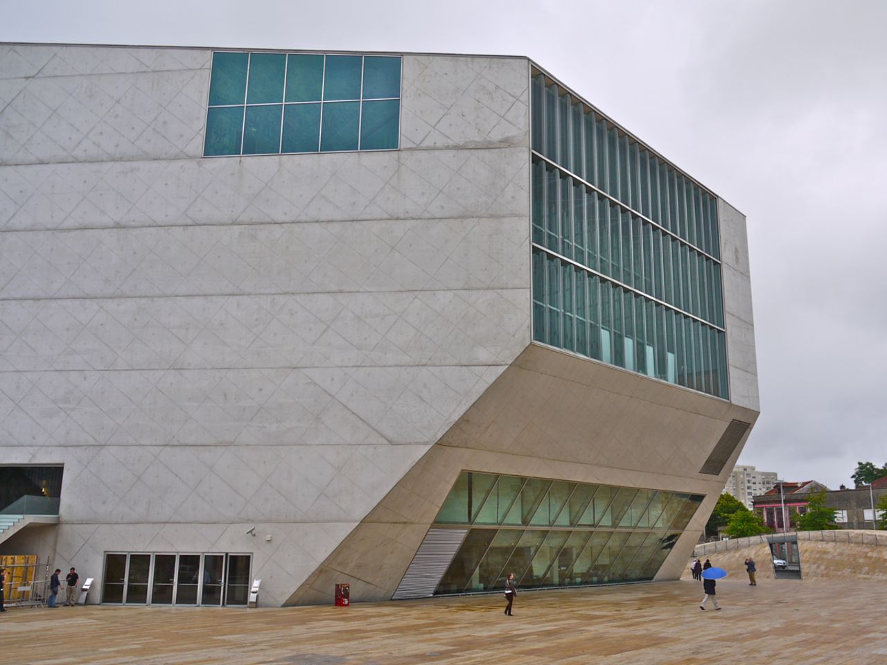 El primer concierto en la Casa da Música tuvo lugar un día antes de la inauguración oficial por el presidente portugués, el 15 de abril de 2005. El edificio es el hogar de la Orquesta Nacional de Oporto. Arquitecto: Office for Metropolitan Architecture.
