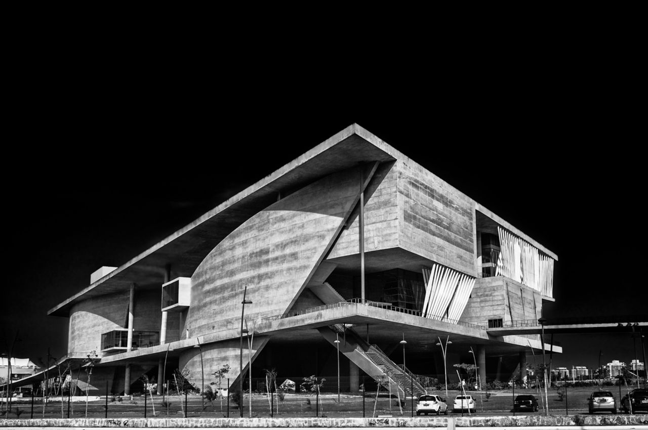 El Cidade das Artes se colocó en el centro de un nuevo barrio de Río de Janeiro, Barra da Tijuca. Los visitantes pueden acceder a todas las otras instalaciones del edificio desde la terraza del edificio. Arquitecto: Atelier Christian de Portzamparc.