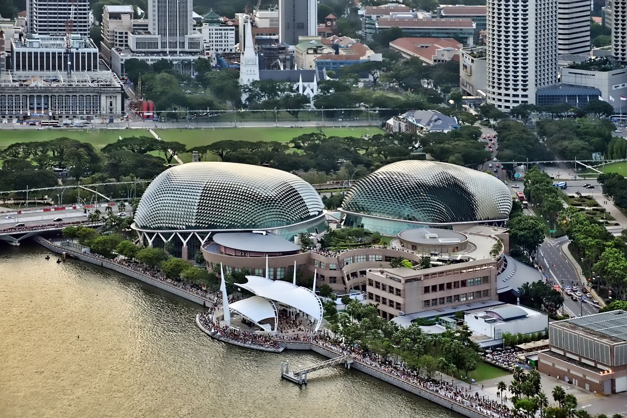 Inaugurado oficialmente el 12 de octubre de 2002, el programa de la Esplanade incluye 14 festivales y 20 series continuas por año. Arquitectos: DP Architects Pte Ltd, James Stirling, Michael Wilford & Associates, PWD Corporation Private Limited.