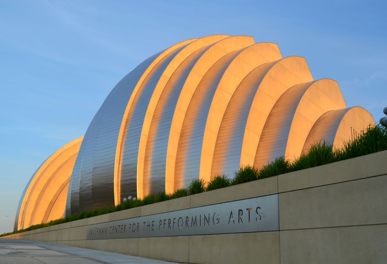 El Centro Kauffman incluye dos salas de espectáculos separadas, una para la sinfonía con capacidad para 1.600 asientos y el otro para el ballet con capacidad para 1.800 asientos. Los costos de construcción de todo el complejo fueron de 304 millones de dólares. Arquitectos: BNIM Architects, Moshe Safdie & Associates. 