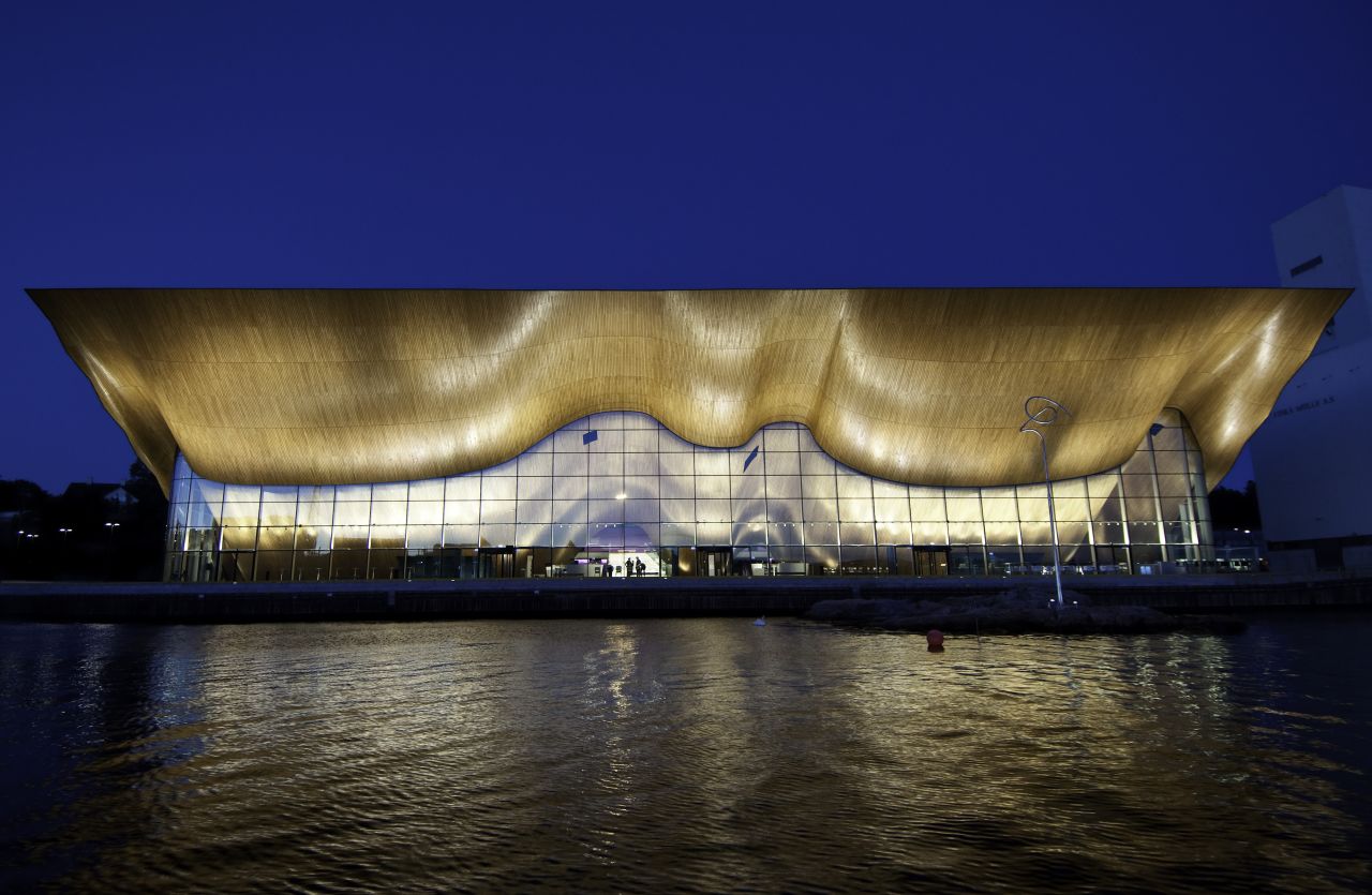 El edificio alberga tres organizaciones: Ópera del Sur, el Teatro Agder y la Filarmónica de Kristiansand. Contiene cuatro salas de espectáculos, el más grande con 1.200 asientos. Arquitectos: ALA Arquitectos Ltd., SMS Arkitekter AS. 