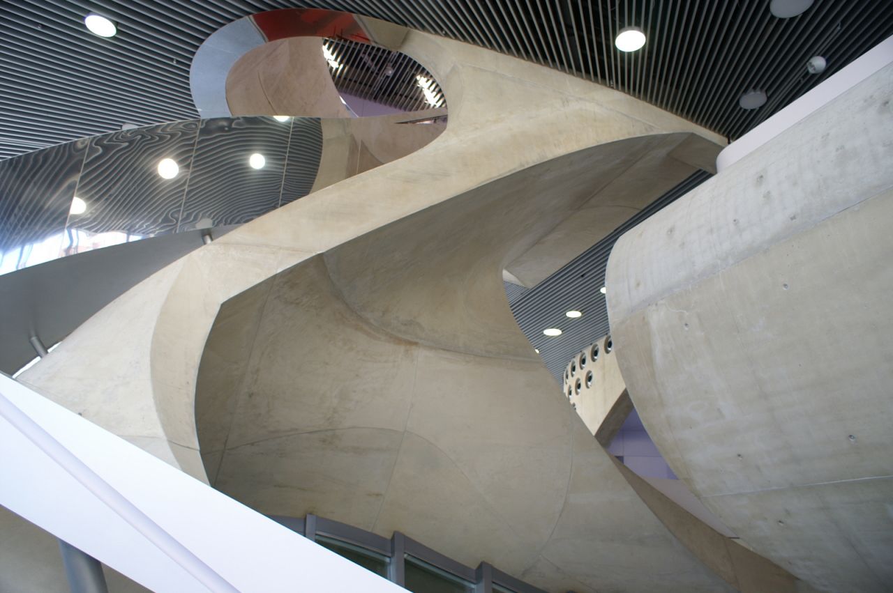 La apertura oficial de Haus für Musik und Musiktheater de Graz tuvo lugar el 1 de marzo de 2009, con una interpretación de la ópera de Mozart "La flauta mágica". El edificio tiene dos entradas: una para los estudiantes y el personal, y la otra otro para el público cuando hay una interpretación. Arquitecto: UNStudio.