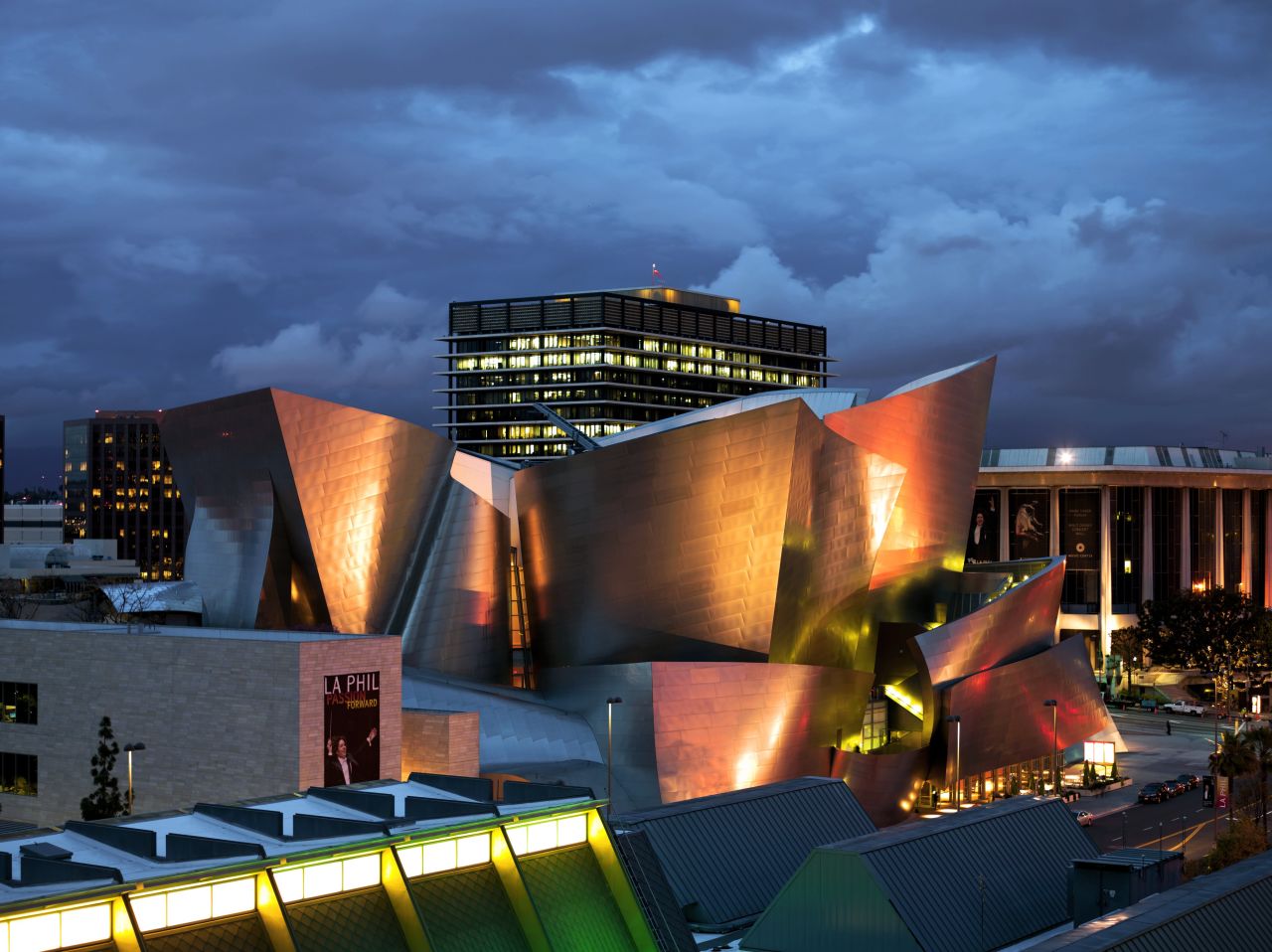 La Sala de Conciertos Walt Disney es el hogar de la Filarmónica de Los Ángeles y la Coral de Los Ángeles. En el 2005, la fachada de acero inoxidable del edificio fue pulido con chorro de arena para disminuir su impacto reflexivo, que había demostrado ser una distracción para los conductores y los residentes locales. Arquitecto: Gehry Partners, LLP.
