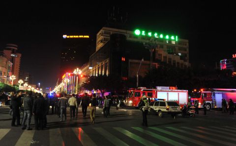 A group of unidentified armed men with knives stormed into the Kunming Railway Station, according to city police. 