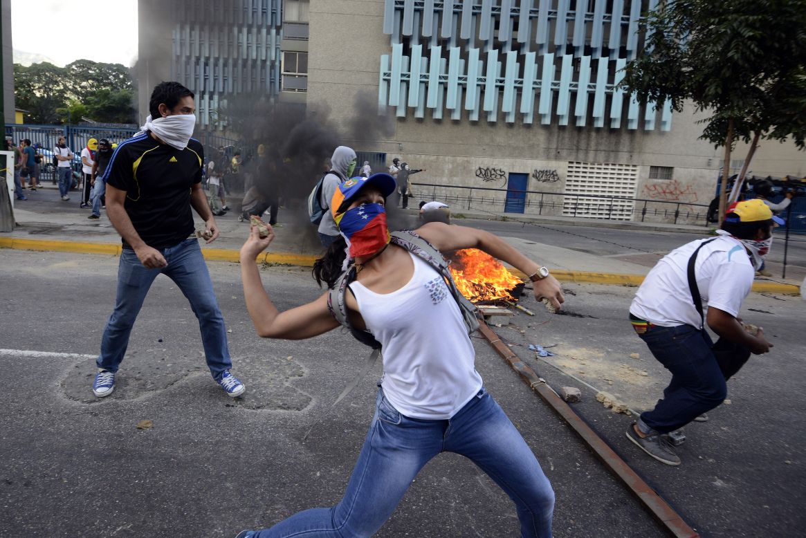 Manifestantes opositores arrojan rocas a la policía durante una protesta contra el Gobierno el 2 de marzo en Caracas.