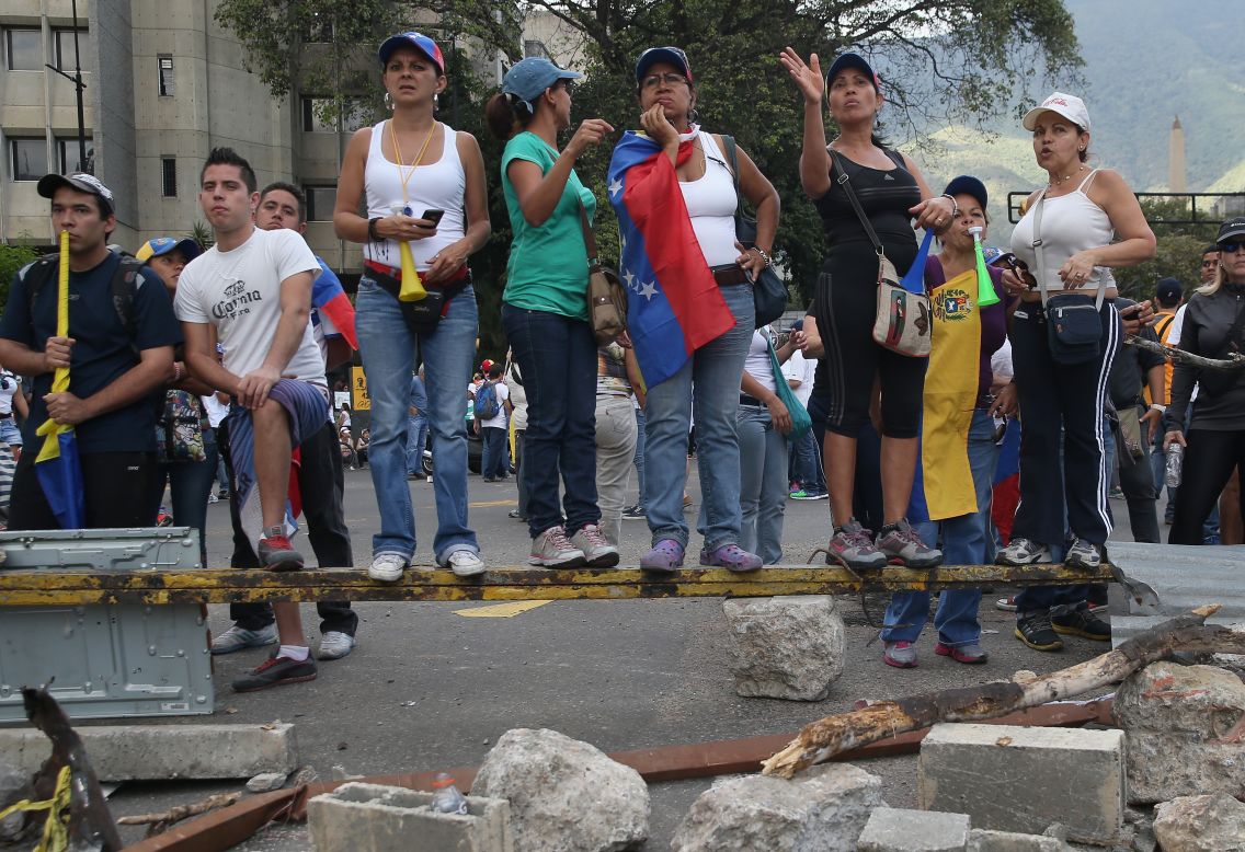 Manifestantes sobre una barricada durante una protesta opositora el 2 de marzo en Caracas.