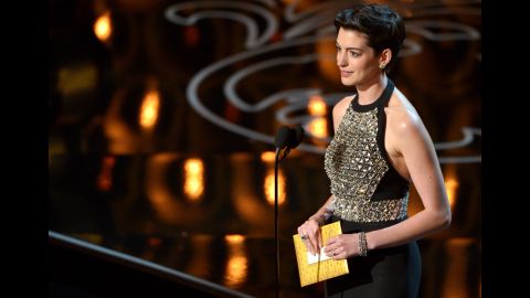 Anne Hathaway presents the award for best supporting actor.