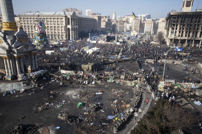 Independence Square after a week of protests."This sunny day felt like <a href="index.php?page=&url=http%3A%2F%2Fireport.cnn.com%2Fdocs%2FDOC-1093168">spring cleaning</a>, like taking care of our home together!" Mikhaluk said. 