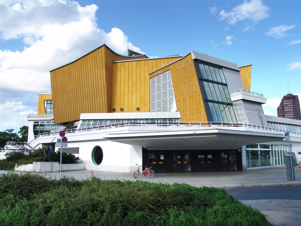 La gran sala cuenta con 2.440 asientos, mientras que la sala de música de cámara cuenta con 1.180 asientos. "La Filarmónica es un excelente ejemplo del modernismo de la posguerra", dice el informe. Arquitecto: Hans Scharoun.