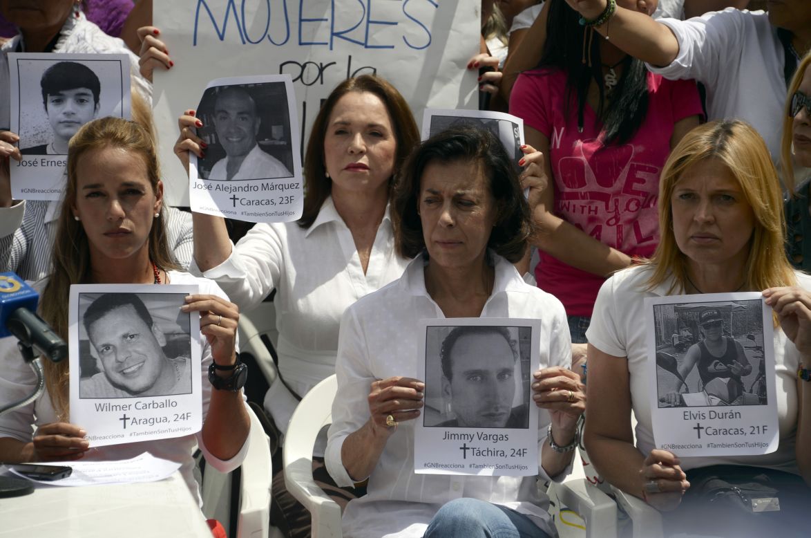 Lilian Tintori, esposa del opositor encarcelado Leopoldo López, asiste a una protesta frente a la OEA en Caracas. 