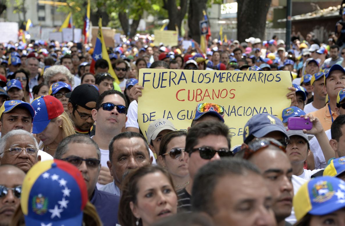 Activistas de la oposición critican la presunta presencia de mercenarios cubanos en Venezuela en una manifestación frente a la OEA en Caracas el 3 de marzo.