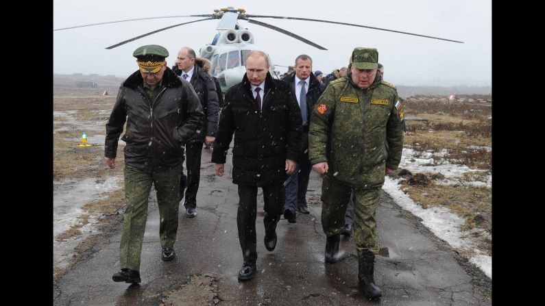 Putin, al centro, y el ministro de defensa, Sergei Shoigu, a la izquierda, llegan para apreciar un ejercicio militar en el campo de disparos Kirillovsky en la región Leningard de Rusia, el 3 de marzo.