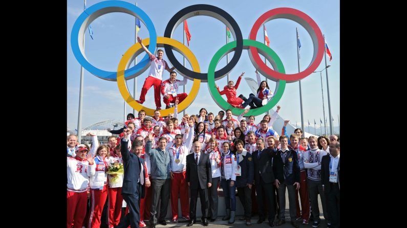Putin, al centro, posa para una fotografía con los atletas olímpicos rusos en Sochi, Rusia, el 24 de febrero. Rusia albergó los Juegos Olímpicos y ganó la mayor cantidad de medallas. 
