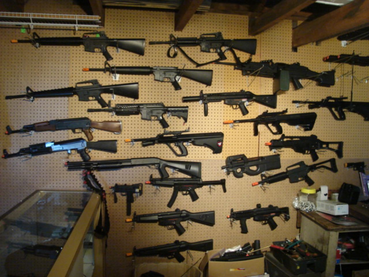 Venezuelan Vice President Diosdado Cabello shared on television a photo showing an arsenal of "assault weapons" that he said belonged to a retired general involved in a standoff with authorities. The photo actually shows a collection of air rifles used by hobbyists. The photo was taken from the website of a rental shop in Wisconsin. 