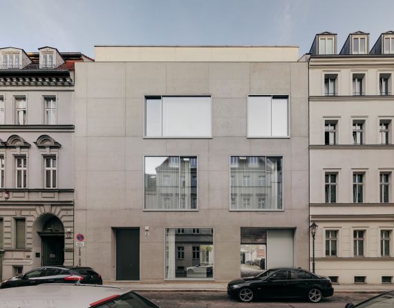 <a href="index.php?page=&url=http%3A%2F%2Fwww.davidchipperfield.co.uk%2F" target="_blank" target="_blank"><em>David Chipperfield</em></a><em>, Berlin</em><br /><br />English architect David Chipperfield oversaw the reconstruction of Berlin's Neues Museum, a €300 million project that took more than a decade to see through. It was during this period that he decided to build his home and his studio in the city. "It's a wonderful bubble of concrete with just some Italian furniture of the 1950s and 1960s," Molteni says.