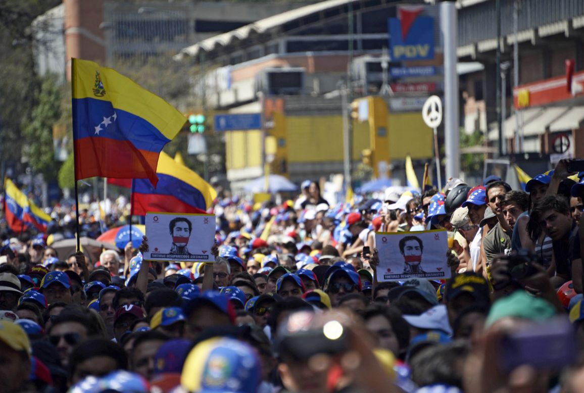 Manifestantes opositores participan de una protesta contra el Gobierno en Caracas el 4 de marzo.