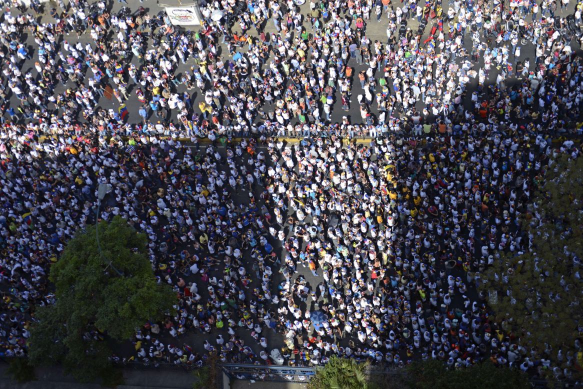 Vista cenital de una marcha opositora en Caracas el 4 de marzo.