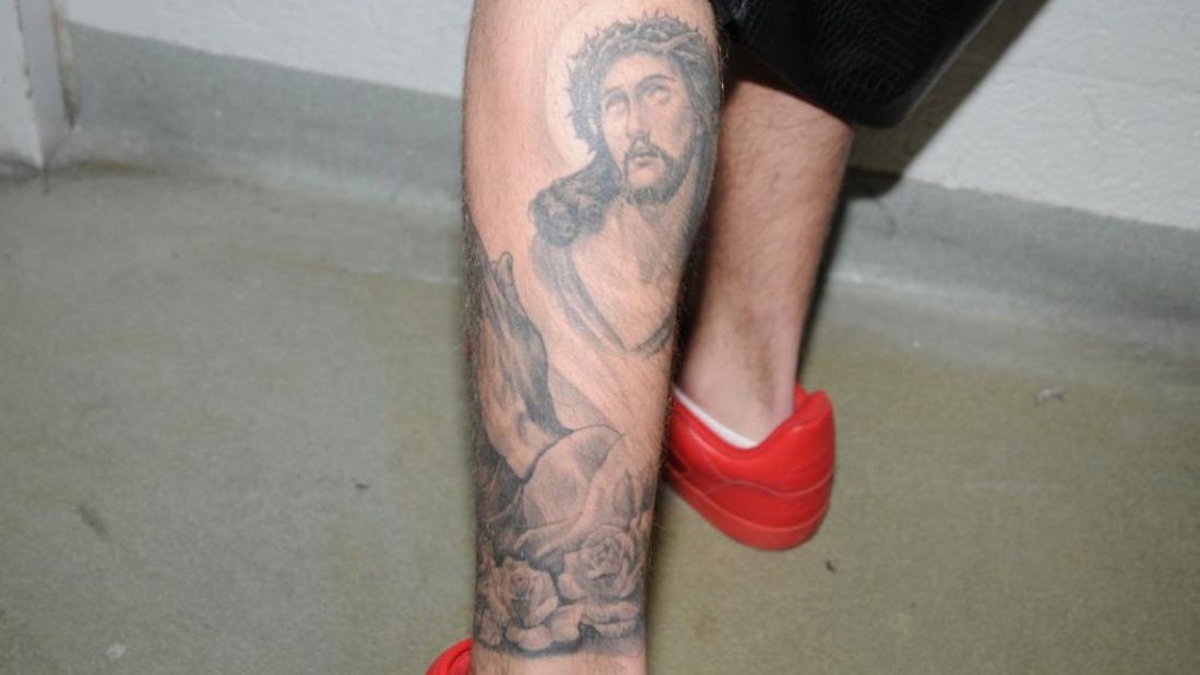 Bieber has drawings of Jesus and praying hands on his calf. 