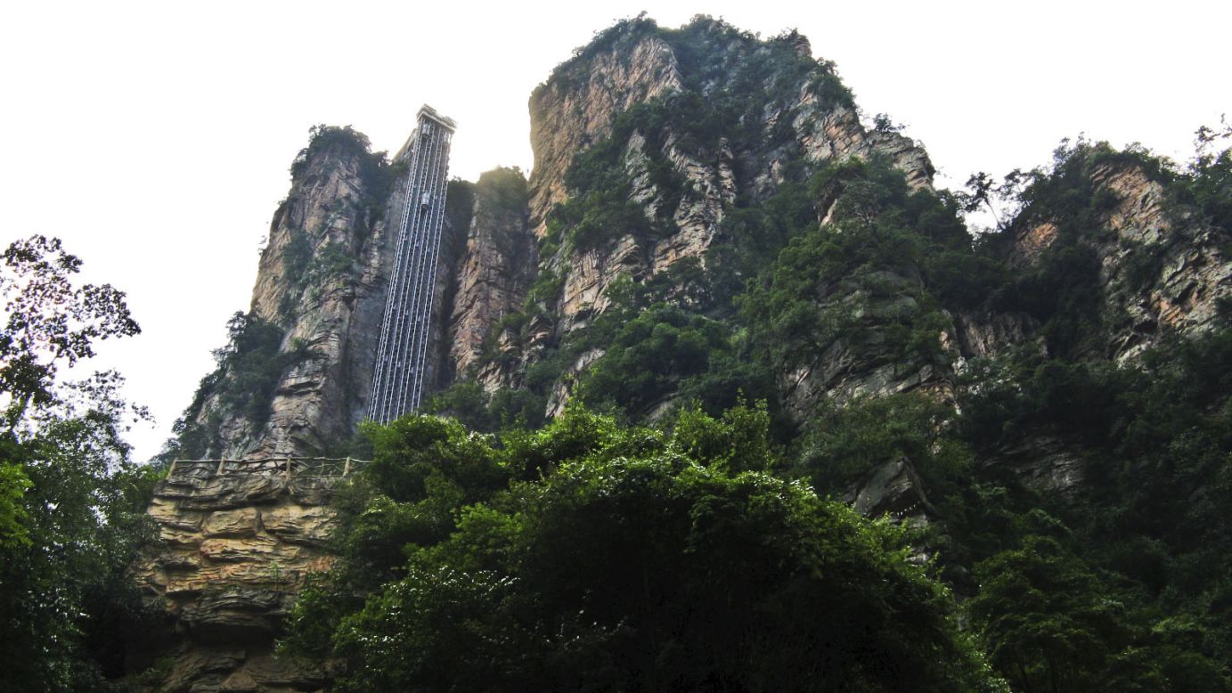 El ascensor Bailong en Hunan, en el Parque Forestal Nacional de Zhangjiajie de China viaja a casi 1.070 pies de altura de un acantilado. 