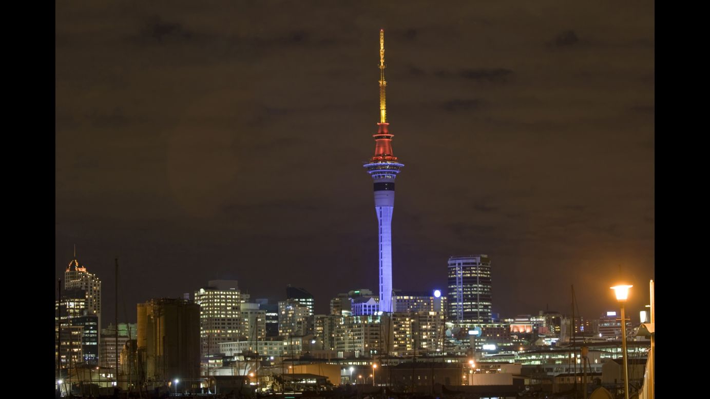 El ascensor del Sky Tower en Auckland, Nueva Zelanda, tarda solo 40 segundos en alcanzar el nivel de observación, a 186 metros de altura.